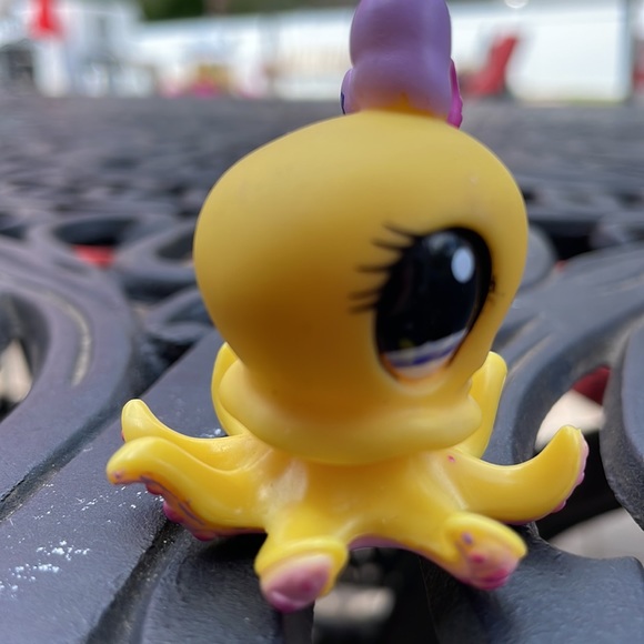 Littlest Pet Shop Yellow Octopus Lavender Bow - Picture 6 of 8